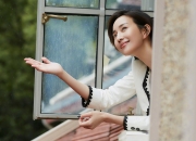 英雄联盟总决赛2025-历史首次跨联赛东决？当篮网降维打击深圳，我们看到了什么