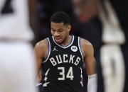 英雄联盟总决赛门票-雄鹿队球员状态神勇斩获连胜的简单介绍