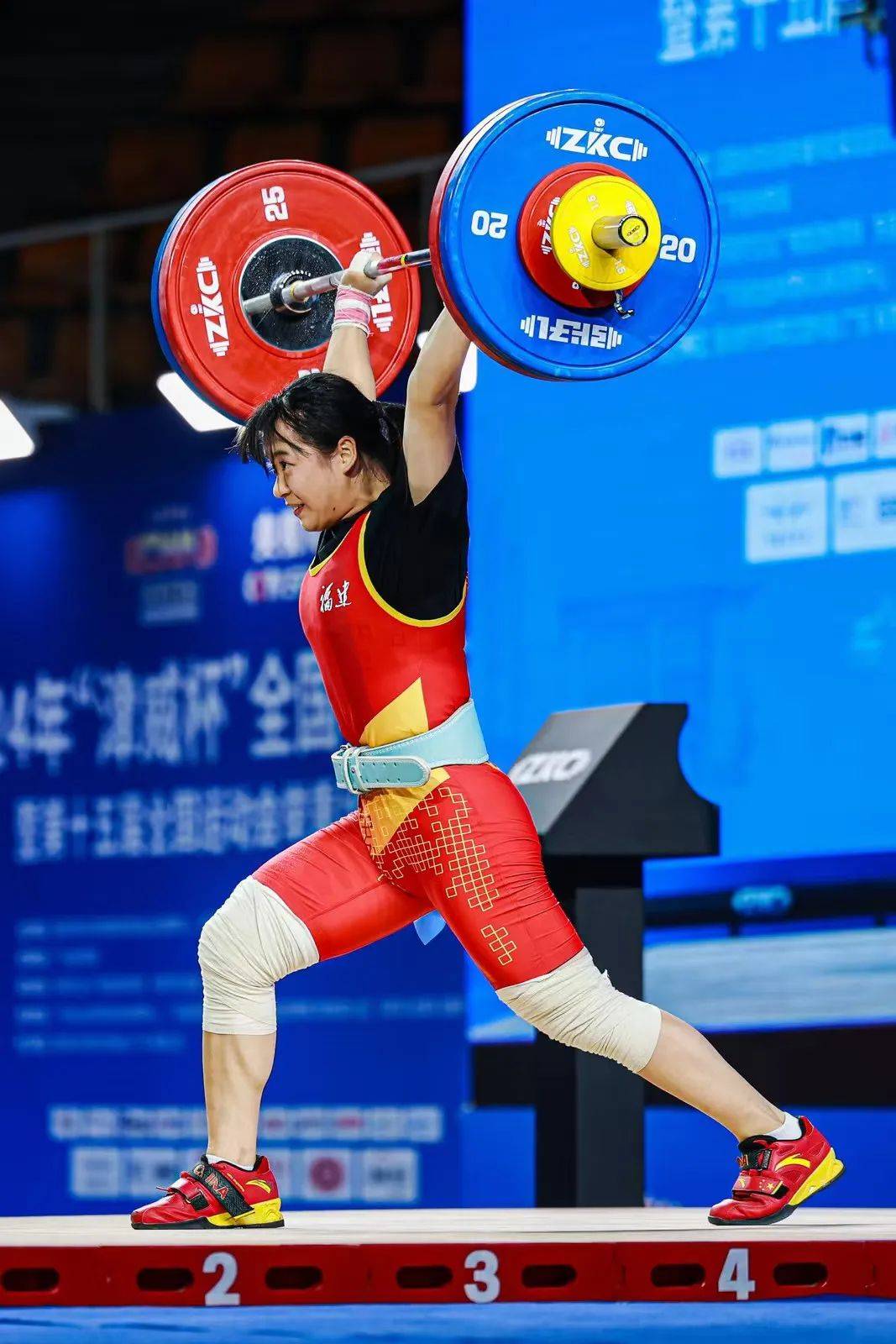 关于独具特色的举重比赛，场面震撼人心的信息