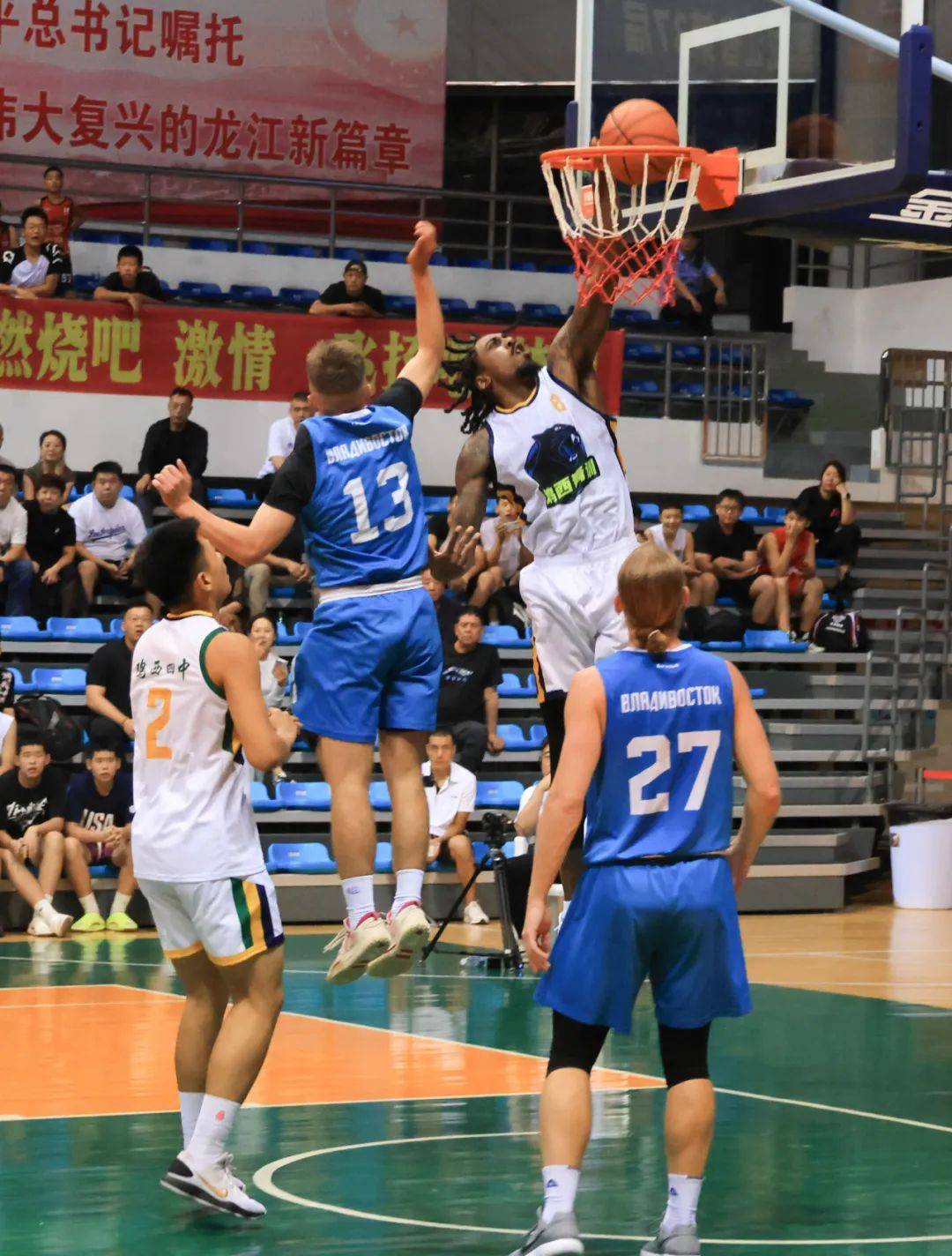 篮球联赛首轮比赛精彩绝伦，观赏性极高
