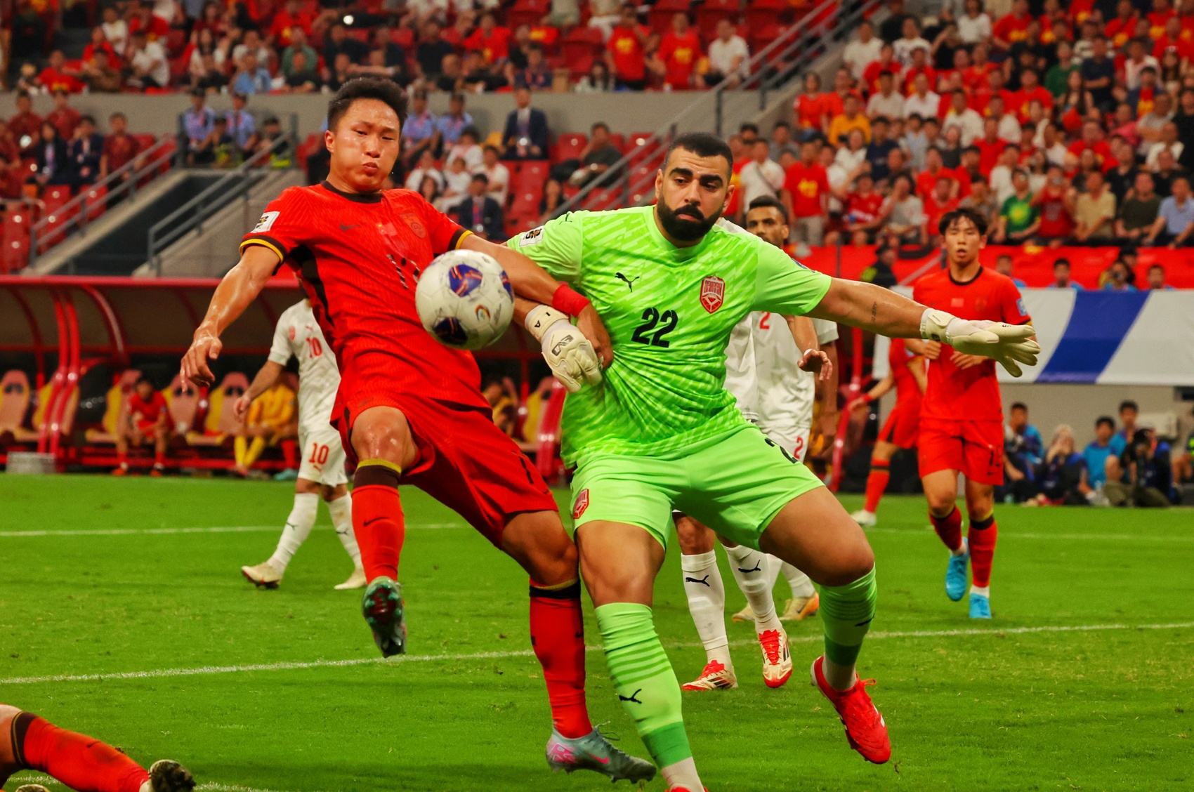 国内顶尖豪门足球赛事，展现实力较量！