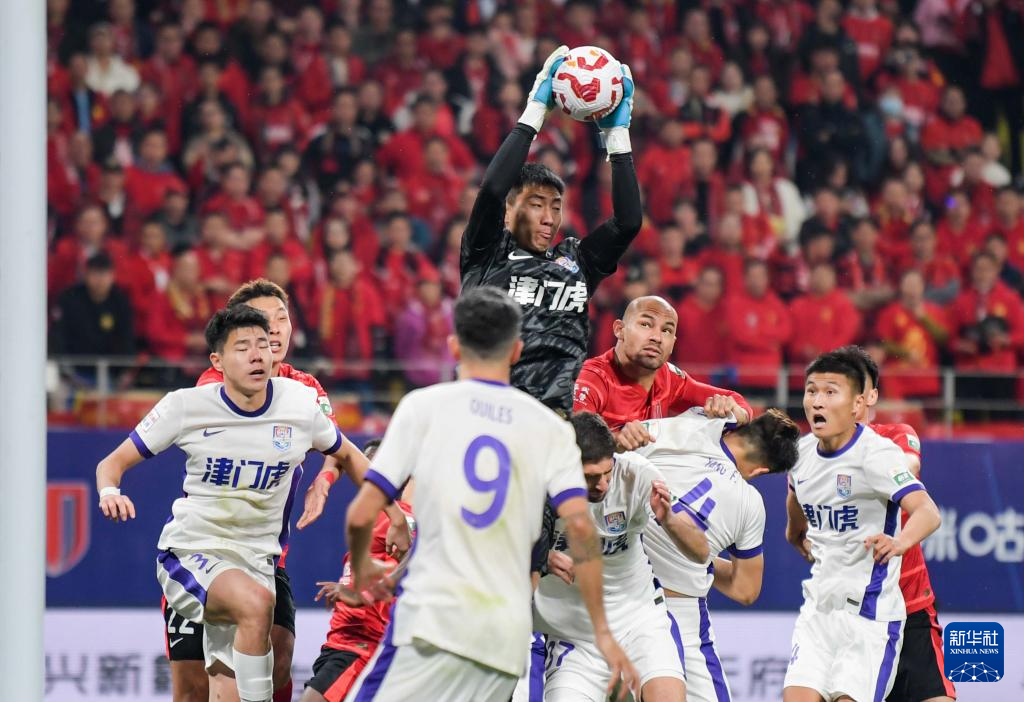 国内顶尖豪门足球赛事，展现实力较量！