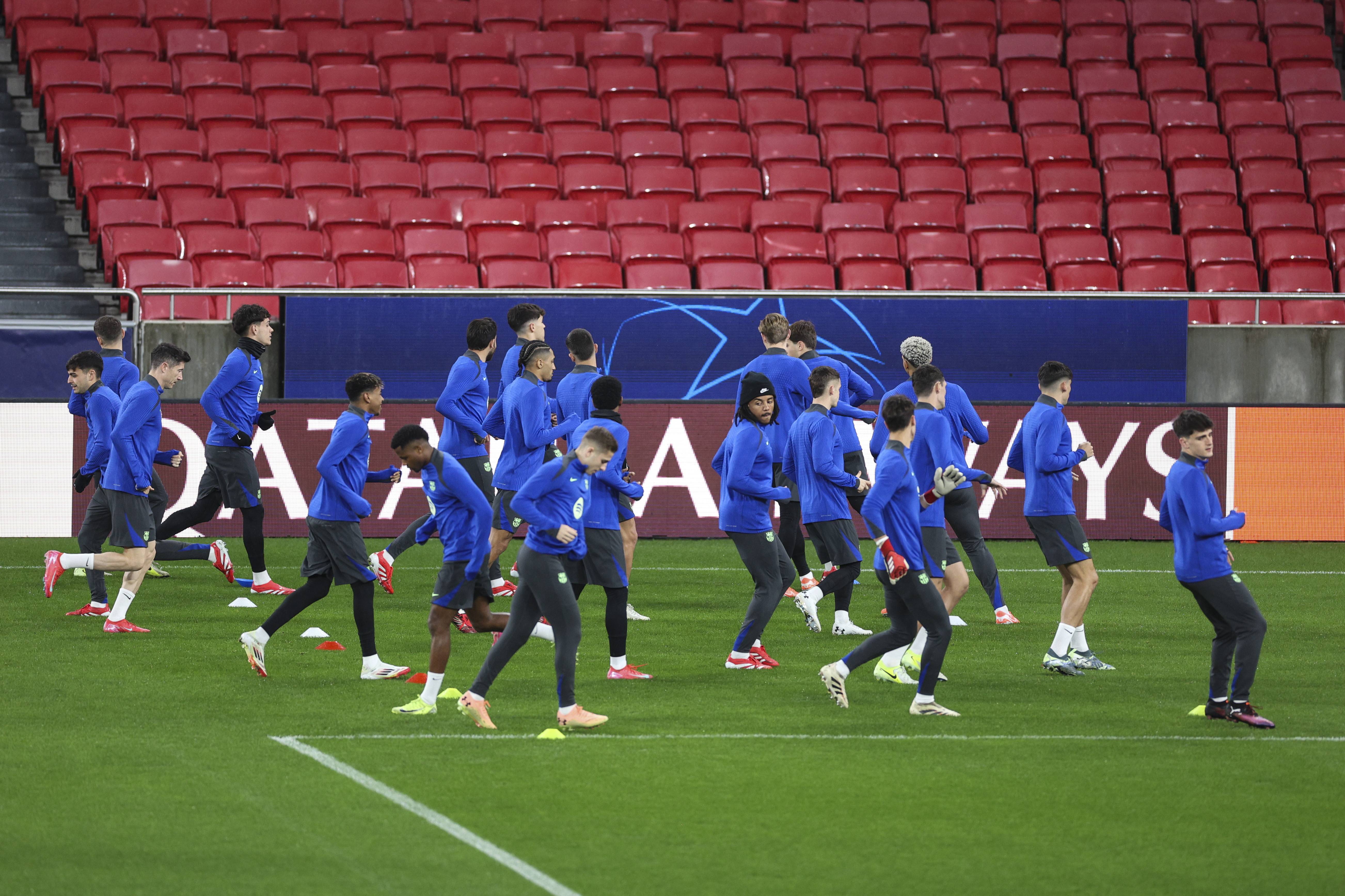 专业足球联赛战队努力备战决赛的简单介绍