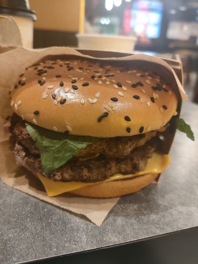 包含汉堡球员拼尽全力，不畏艰难取得宝贵分数的词条