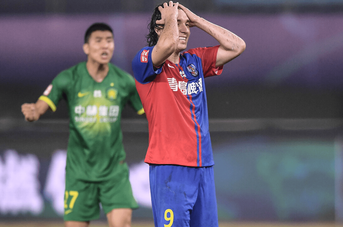 阿兰为队友庆生，团结互助是亚洲足球之光