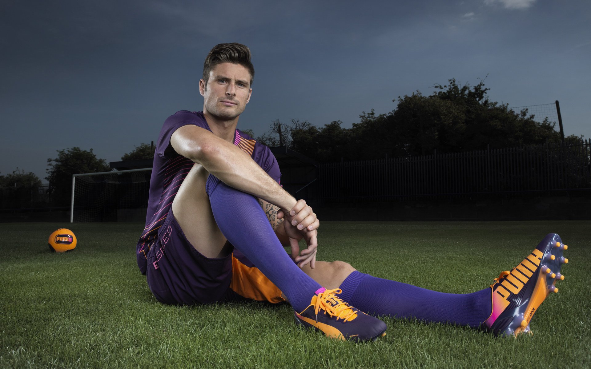 新王当立,当英格兰铁骑踏碎巴萨王座,恩佐已在亚平宁加冕中场王权