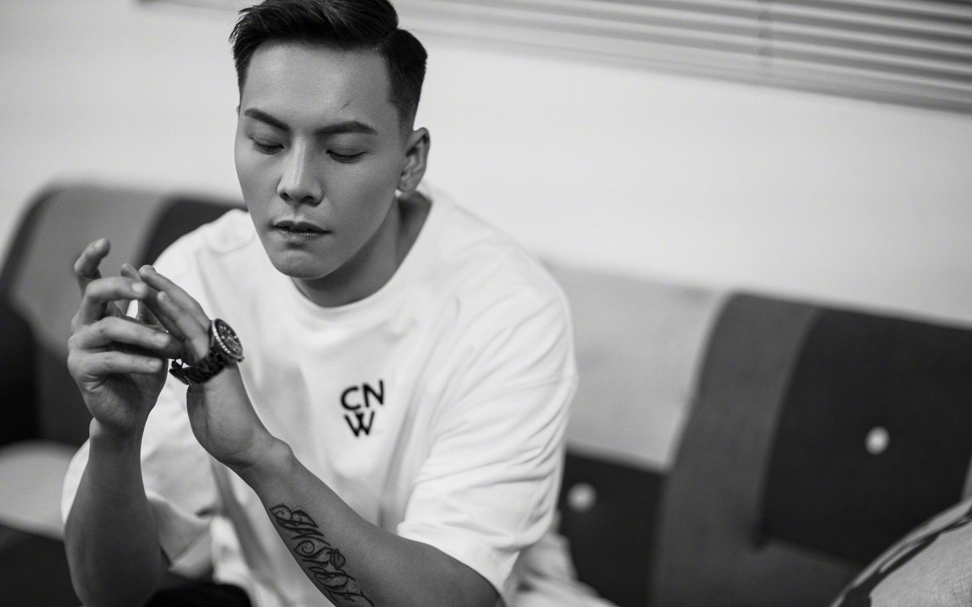 穿越时空的投篮,当广东队激战快船,布克在谁的耳边低语?